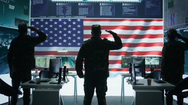 ABD ordusu yetkilisi sunucuların korunması ve devlet sırlarının korunması, yüksek teknoloji bürosundaki önemli melez savaş verilerinin korunması üzerinde çalışıyor. Askeri asker hackleme faaliyetlerini denetliyor. Kamera B.