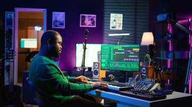 Yetenekli müzik yapımcısı Midi controller synthesizer 'da yeni şarkılar yaratıyor, karıştırma konsolu ve profesyonel yazılım ile bilgisayar üzerinde çalışıyor. Piyano kullanan ve akustik melodilerde ustalaşan bir sanatçı. Kamera B.