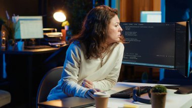 Bilgisayar bilimci ana ofise geliyor, yazılım uygulamaları tasarlamaya ve geliştirmeye hazır. IT uzmanı iş değişimine başlıyor, şirket sistemlerinin uygulanması ve bakımı, kamera A