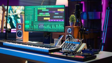 Boş stüdyo masası DAW yazılımı ve karıştırma konsolu ile karışık parçalar karıştırmak ve ustalaştırmak için kullanılır, post prodüksiyon. Profesyonel ses kayıt cihazları ve modern dişli, müzik endüstrisi.