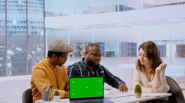 Emlakçılar müşterilerine yeşil ekranın yanında yüksek sınıf ofis planları sunan bir sözleşme öneriyorlar. Emlakçılar iş adamı ve gayrimenkul yatırımlarıyla pazarlık ediyorlar. Kamera A.