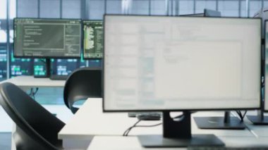 Veri merkezindeki bilgisayarlar rackmount 'a ev sahipliği yaparak hatalı işletim koşullarını sağlıyorlar. Veri merkezi cihazlarını, enerji tüketimini ve el kamerası görüntülerini izlemek için kullanılan masadaki PC monitörlerini kapat