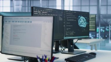 Yapay zeka iş yüklerinin veri işleme gereksinimleri için kullanılan sunucu merkezindeki bilgisayar ekranlarındaki kodların kapatılması ve sinirsel ağ öğrenme teknolojisi, el kamerası görüntüsü