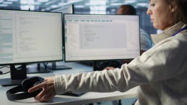 Mühendis sunucu merkezindeki bilgisayarda yazı yazıyor, kurtarma planını kontrol ediyor, veri merkezinin enerji tüketimini izliyor, müzik dinliyor. Teknisyen kulaklık takıyor. Tırabzanları denetliyor. Kamera B, kapat.