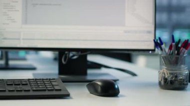 Veri merkezindeki bilgisayarlar yazılım sorunlarını tanımlamak ve çözmek için tanısal testler ve hata kontrol araçları çalıştırıyor. Kritik sistemleri izlemek ve sorunları kontrol etmek için kullanılan PC yazılımı