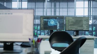 Veri merkezindeki bilgisayar ekranlarında çalışan kodların çizgileri yapay zeka teknolojisi için hesaplama kaynakları sağlıyor. PC monitörlerinde gösterilen yapay zeka betiklerinin yakın plan görüntüsü, el kamerası görüntüsü