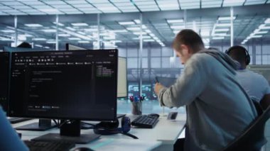 Teknisyen yüksek teknoloji sunucu odasına geliyor, monitörlerin verilerini analiz ediyor, kusursuz veri akışını sağlıyor. Adam veri merkezinde iş değişimine başlıyor, sistem bütünlüğü ve güvenliği sağlama, kamera B
