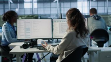 Veri merkezinin elektronik yaşam süresini uzatmak ve ara vermekten kaçınmak için her yıl kontrol yapan bir grup yönetici. Sunucu odasındaki ekip çalışması sunucu altyapı bileşenlerini izliyor, kamera A