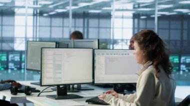 Veri merkezinde çalışan çoklu etnik grupları denetleyen yönetici duyuru yapıyor. Ekip lideri, sunucu teçhizatı üzerinden enerji tüketimini izleyen çalışanlarla tartışıyor, kamera A