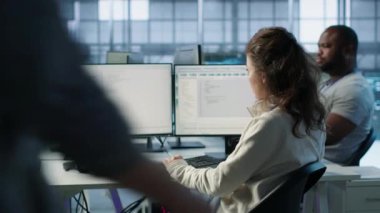 Çeşitli bilgisayar ağı güvenlik veri merkezinde çalışan bir sistem yöneticisi, en iyi performansı sağlıyor. Sunucu rafları boyunca enerji tüketimini izleyen işçiler, kamera A