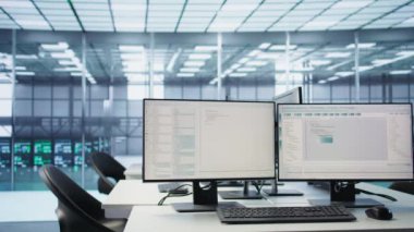 Veri merkezindeki bilgisayar ekranlarında çalışan kod satırları, sunucu satırlarındaki sorun çözmede kullanılır. PC monitörleri üzerinde çalışan betik donanımı yükseltiyor, sağ vuruşu yüklüyor