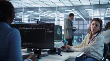 Makine öğrenme eğitimi için kullanılan yapay zeka veri merkezindeki mühendislik programının proje sürecini denetleyen yönetici. Takım lideri, yapay zeka teknolojisi ve B kamerasıyla ilgili evrakları okuyor.