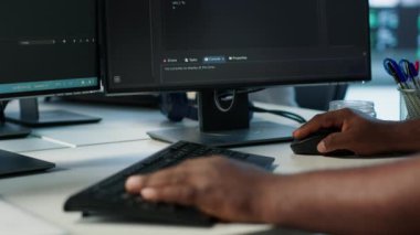 Sunucu çiftliğindeki programcı bilgisayarlara yapılan saldırılar tarafından tehdit edilen verileri koruyor. BT profesyonel yazma kodu, veri merkezinin izinsiz erişimden korunması, kamera.
