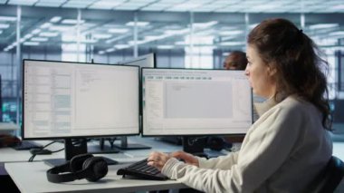 Bilgi işlem uzmanı sunucu merkezinde PC kullanarak potansiyel tehditlerden korunan değerli verilerin korunmasını sağlıyor. Çalışan, veri merkezini yetkisiz erişim ve savunmasızlıklara karşı koruyor, kamera B