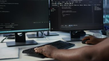 Sunucu çiftliğindeki programcı bilgisayarlara yapılan saldırılar tarafından tehdit edilen verileri koruyor. BT profesyonel yazma kodu, veri merkezini yetkisiz erişimden koruma, kamera B kapat