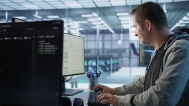 Sunucu odasındaki sistem yöneticisi sistem analizi yapıyor, süper bilgisayarlar kodluyor. Gelişmiş depolama altyapısını barındıran yüksek teknolojili bir tesiste uzman. B kamerasını kapatın.