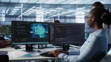 Makine öğrenme eğitimi için kullanılan yapay zeka veri merkezindeki programlama görevlerini bitirdikten sonra masadan ayrılan kadın. Yapay zeka teknolojisini güncelledikten sonra mühendis vardiyasını bitirdi. Kamera B, kapat.