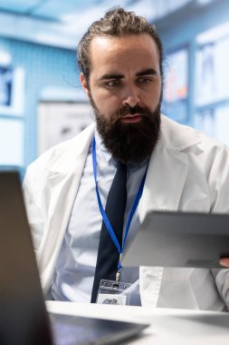 Endişeli hekim, teşhis sonuçlarının kabinede olduğunu öğrenince şoka girdi ve tehlikeli ölüm tehdidi içeren hastalıkları okudu. Doktor en iyi sigorta tedavi planını arıyor..