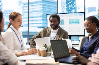 Üst düzey bir iş yeri toplantısında işbirliği yapan çalışma ekibi, veri güdümlü içgörüler sunmak ve etkili bir kâr büyüme stratejisi sağlamak için akıllı teknoloji ve bilgi grafiklerinden yararlanıyor.