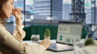 Finansal planlama ve fon tahsisi üzerinde çalışan genel müdür, şirketin kaynaklarının azami kâr ve uzun vadeli hedeflere ulaşmak için etkin bir şekilde kullanılmasını sağlıyor. Kamera B.