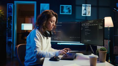 Bilgisayar teknisyeninin klavyeye yazması, şirket sistemlerini ve verilerini korumak için güvenlik önlemleri uygulaması, kapatın. Evdeki uzak IT çalışanı yazılım için hata ayıklama kodu, kamera B