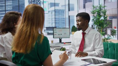 İnsan Kaynakları ekibi üst düzey bir ofiste iş teklifi için toplanıyor ve ciddi bir görüşme yapıyor. Yetenekli ve tutkulu personel, iş arayan iş kadınları. Kamera B.