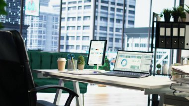 Şehir merkezindeki şehir merkezinde modern bir şirket ortamı, iş analizleriyle dolu yüksek kalitede çalışma alanı ve ekranda yayınlanan raporlar. Başarılı kariyer gelişimi, ofis hayatı. Kamera A.