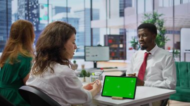 İşe alım ekibi, iş başvurusunu krom anahtar ekranın yanında yapıyor. Özgeçmişini inceliyor ve niteliklerini tartışıyorlar. İK departmanı iş teklifi yapıyor. Kamera B.