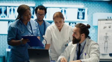 Hastalıklara karşı tedavi planı bulmak için meslektaşı ile birlikte çalışan asabi doktor, tıp kabinesindeki hemşirelerden memnun kalmamış gibi davranıyor. Araştırma için analitik ve test sonuçlarını inceliyorum. Kamera A.