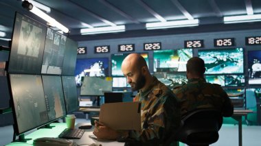 Askeri karargahta vatanseverlik görevini yapan bir asker düşman birlikleri hakkında bilgi topluyor. Memur, düşman savunmasızlığını değerlendirmek için yüksek teknoloji izleme cihazı kullanıyor.