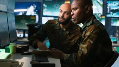 Ordu subayları komuta merkezinde beyin fırtınası yapıyor, istihbarat dosyalarına bakıyorlar. İstihbarat uzmanları, düşman stratejisi ve kamera A hakkında bilgi almak için görev evraklarını okudular.