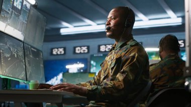 Askeri uzman savaş odasında gözetleme teknisyeni olarak çalışıyor, hedef verileri değerlendiriyor, sesli konuşmalar yapıyor. Merkez müttefik birliklerle temas halinde. Düşman kuvvetleri, kamera A ile çatışmaya giriyorlar.