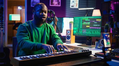 Sanatçı söz yazarı internet vlog 'unda piyano dersleri vermek için online ana sınıfı sunuyor, ev stüdyosunda elektronik klavye notaları. Genç besteci synthesizer 'da çalıyor, video kaydediyor. Kamera B.