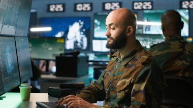 Ordu uzmanı, askeri savaş sistemlerini ve tehdit izleme sistemlerini geliştirmek için yapay zeka teknolojisi kullanıyor. IT yönetimi, savaş operasyonel becerilerini arttırmak için sinirsel ağlar kullanır, kamera A