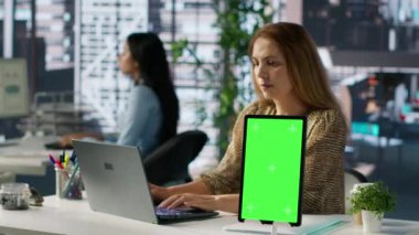 Genel müdür raporlu bir belgeyi gözden geçiriyor ve şirketin verimliliğini sağlamak için performans ölçümlerini değerlendiriyor. Bilgili kararlar almak için laptopunu kullanıyor. Kamera A.