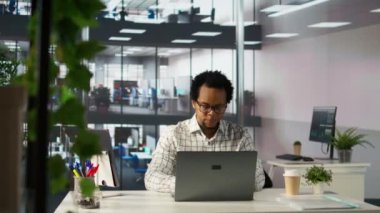 Stresli bir işletme yöneticisi önemli görevler için baskı altında çalışıyor. Yorgunluk ve zihinsel yorgunlukla başa çıkıyor. Afro-amerikan bir adam teslim tarihleriyle boğuşuyor. Kamera B.