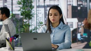 Hintli iş kadını, karar verme ve strateji planlaması için online araçlar kullanarak finansal planları gözden geçiriyor. Girişim hedefleri ve iş operasyonlarını yöneten işçiler başarıya odaklandı. Kamera A.