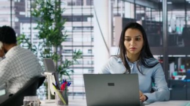 Çok uluslu şirkette yönetici asistanı bir sonraki büyük iş projesinde çalışıyor. Hintli işçi operasyonları yönetmek ve başarılı bir girişim olmasını sağlamak için veri ve teknoloji araçları kullanır. Kamera A.