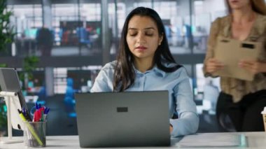 Heyecanlı profesyonel uzman ışınlar son iş başarısını kutluyor. Kadın yönetici, şirket için bir dönüm noktası olarak iş başarısı elde etmenin memnuniyetini yaşıyor. Kamera A.