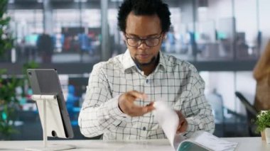 Ofisindeki kendine güvenen işadamı rapor yazma, finansal planlama ve son teslim tarihi yönetimi üzerinde çalışıyor. Başarılı olmak için hedefleri ve hedefleri gözden geçiren uzman bir uzman. Kamera A.