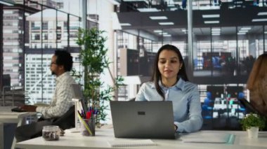 Masasında finansal tahminler üzerinde çalışan başarılı Hintli girişimci, iş görevleri ve proje geliştirme için veri ve teknoloji kullanıyor. Şirket hedeflerine doğru ilerliyor. Kamera B.