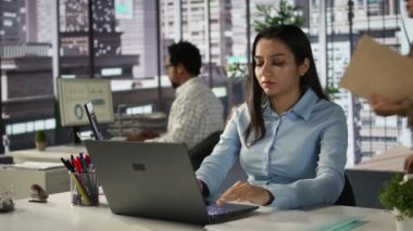 Hintli iş kadını, karar verme ve strateji planlaması için online araçlar kullanarak finansal planları gözden geçiriyor. Girişim hedefleri ve iş operasyonlarını yöneten işçiler başarıya odaklandı. Kamera B.