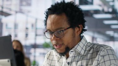 Afrikalı Amerikalı girişimci iş fırsatları ve kaynak tahsisi hakkında görüşmek için çevrimiçi toplantıya katıldı. Video konferansında yatırımcı grubuyla başarılı bir işbirliğinin teşvik edilmesi. Kamera A.