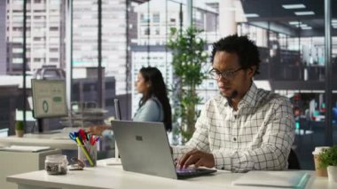 Kişiliğini kaybetme ve gerçeklikten uzaklaşma ile uğraşan bağlantısız girişimci işine odaklanamıyor. Hindistanlı işletme yöneticisi bir işkoliktir. Kamera B.