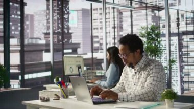 Masasındaki erkek ofis yöneticisi proje yönetimi ve finansal planlama ile meşgul. İşletme uzmanı, çok önemli organizasyonel tarihleri ve verimliliği karşılamak için bilgisayar üzerinde çalışıyor. Kamera B.