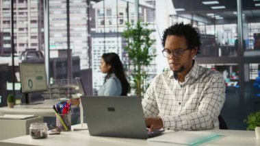 Ofisindeki kendine güvenen işadamı rapor yazma, finansal planlama ve son teslim tarihi yönetimi üzerinde çalışıyor. Başarılı olmak için hedefleri ve hedefleri gözden geçiren uzman bir uzman. Kamera B.