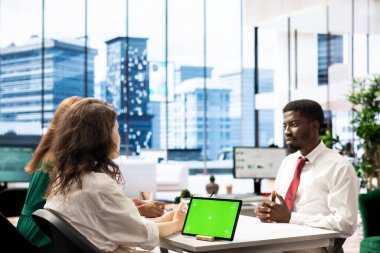 İK yöneticisi, açık şirket pozisyonunu doldurmak için en iyi yeteneği bulmak için izole ekran tableti kullanıyor. Adayların yeteneklerini değerlendirmek için kiralanan insan kaynakları çalışanı, kroma anahtar aygıtı kullanarak