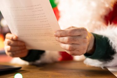 Noel Baba atölyesindeki şöminenin yanında bir Noel mektubu okur. Noel 'in büyüsü, çocukluk dileklerini ve oyuncak hayallerini canlandırıyor. Kapat..