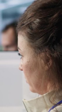 Veri merkezinde gülen bilişim mühendisi, pc kullanarak rackmount 'ları etkileyen yanlış yapılandırmaları buluyor. Sunucuları kontrol eden neşeli bir kadın dar geçitleri kontrol ederek yavaş veri aktarım oranlarına ve kameraya yol açıyor.