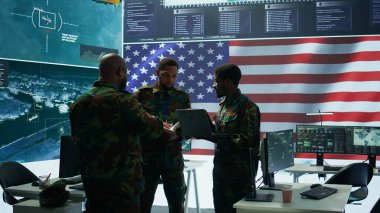 Kontrol odasındaki hükümet istihbarat memurları gözetim operasyonlarını yönetir, gerçek zamanlı verileri analiz eder ve ulusal çıkarları korumak için güvenlik önlemlerini koordine ederler. Gizli Servis. Kamera A.